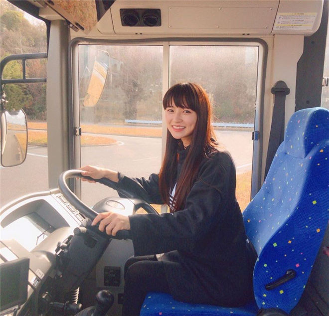 妹子图：最神秘性感女星Aimi，开大巴士的超猛美RU女司机！ - 在线欣赏 AI美女-第11张