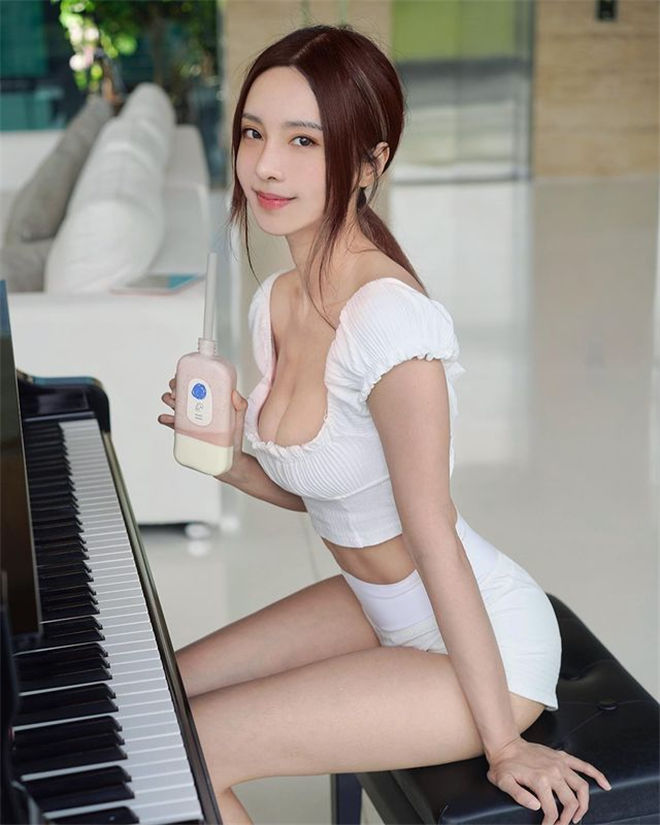 妹子图：大马钢琴美女李元玲，性感极致身材可凹可折！ - 在线欣赏 AI美女-第2张